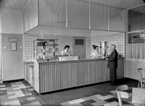 834641 Interieur van de loods van Van Gend & Loos bij het N.S.-station Eindhoven te Eindhoven: buffet in de kantine van ...